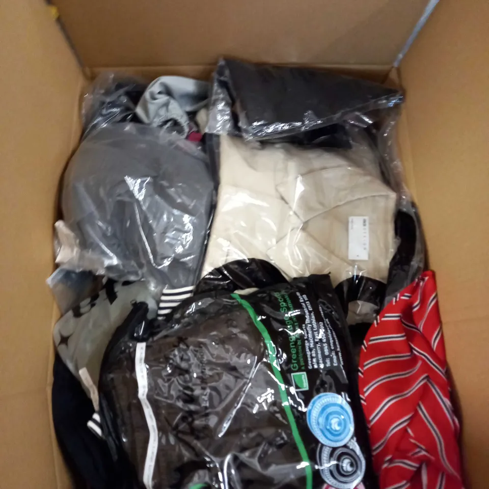 LOT OF ASSORTED CLOTHING AND ACCESSORIES TO INCLUDE; T-SHIRTS, JUMPERS ETC