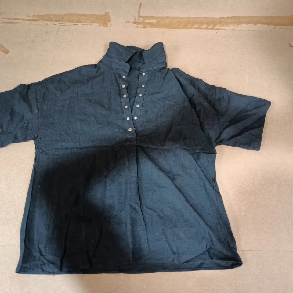 NAVBLACKTWO-PIECE OUTFIT: SHORT-SLEEVE BUTTONED TOP AND ELASTICATED SHORTS (1 SET)