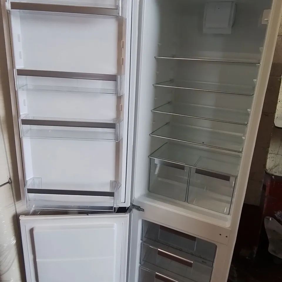 SMEG BUILT IN 70/30 FRIDGE FREEZER - UKC81721F