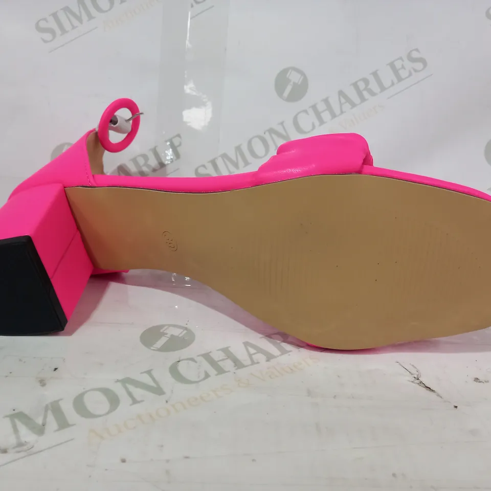 PAIR OF DESIGNER OPEN TOE BLOCK HEEL SANDALS IN PINK EU SIZE 39