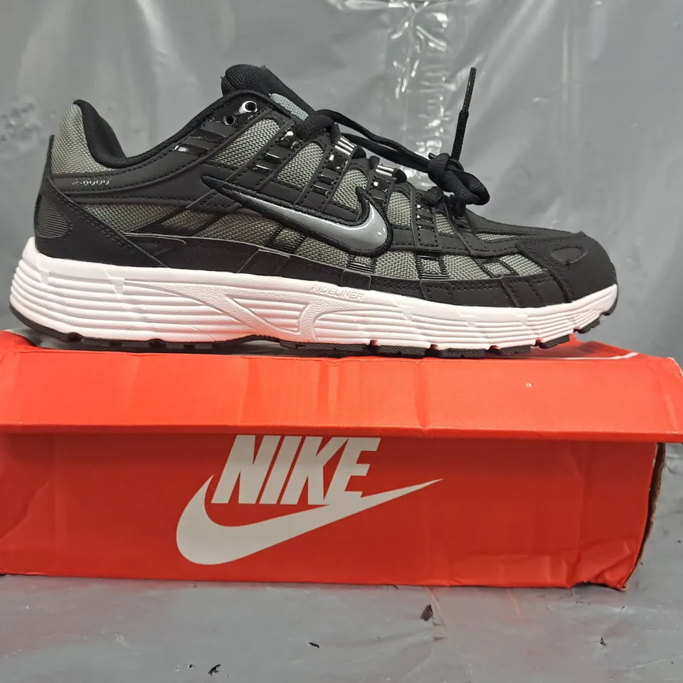 BOXED PAIR OF NIKE P-6000 SHOES IN BLACK/GREY SIZE UK 9