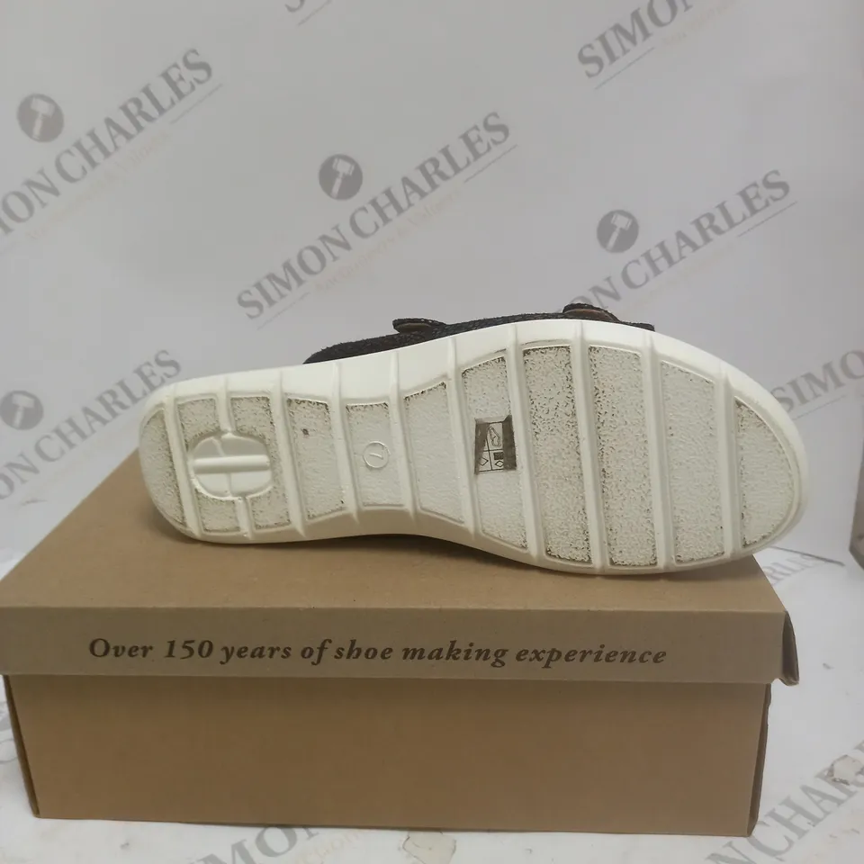 BOXED PAIR OF CUSHION WALK BLACK STRAPPY SANDALS - SIZE 7