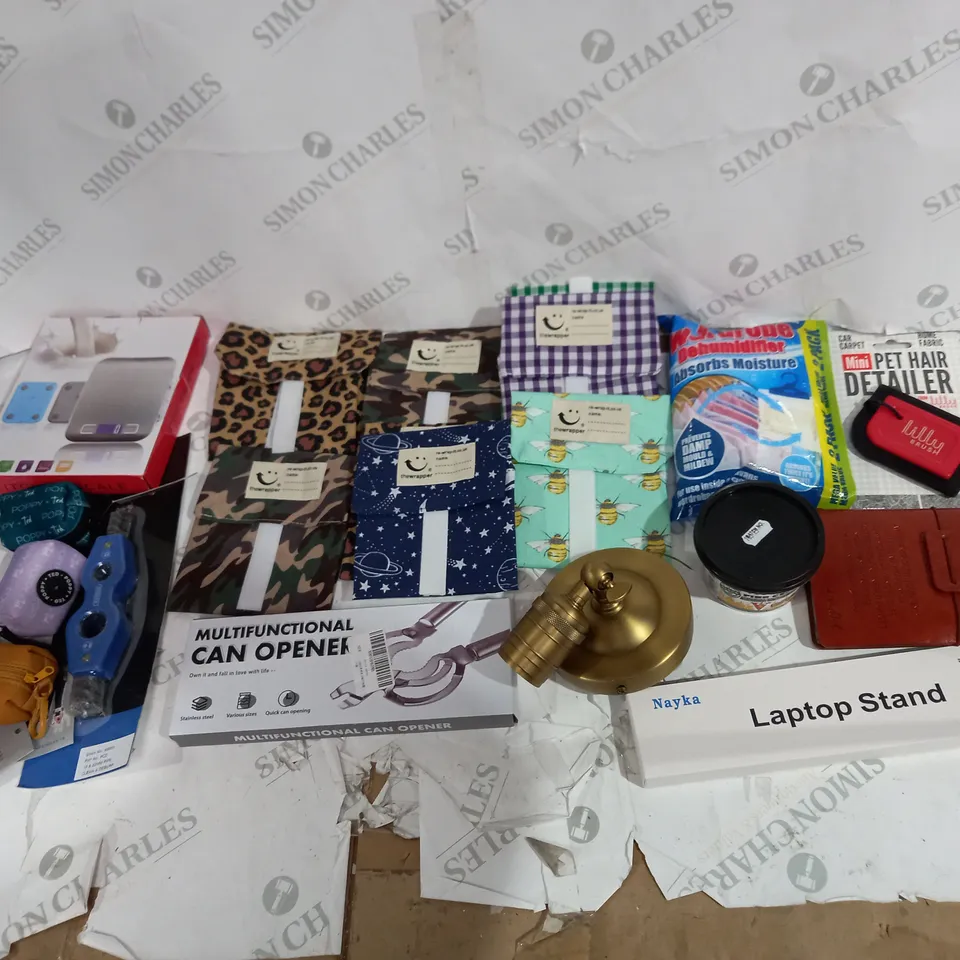 LOT OF APPROXIMATELY 12 ASSORTED HOUSEHOLD ITEMS TO INCLUDE MULTIFUNCTIONAL CAN OPENER, KITCHEN SCALE, AND POPPY POOBAG HOLDER ETC. 