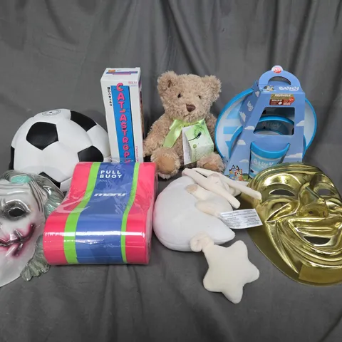 MEDIUM BOX OF ASSORTED TOYS AND GAMES TO INCLUDE MASKS, TEDDYS AND FOOTBALL