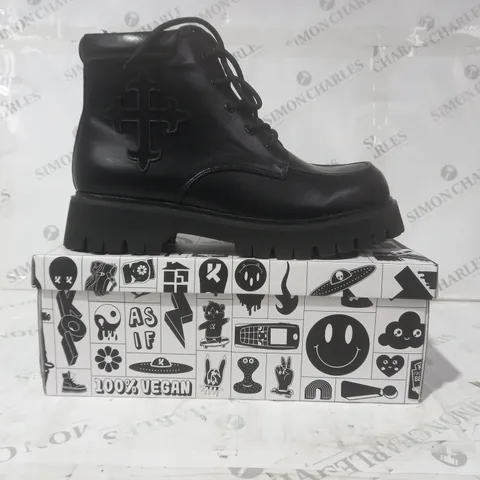 BRAND NEW BOXED PAIR OF KOI VEGAN LEATHER MORAL ALLIANCES MEN'S CROSS BOOTS IN BLACK UK SIZE 11
