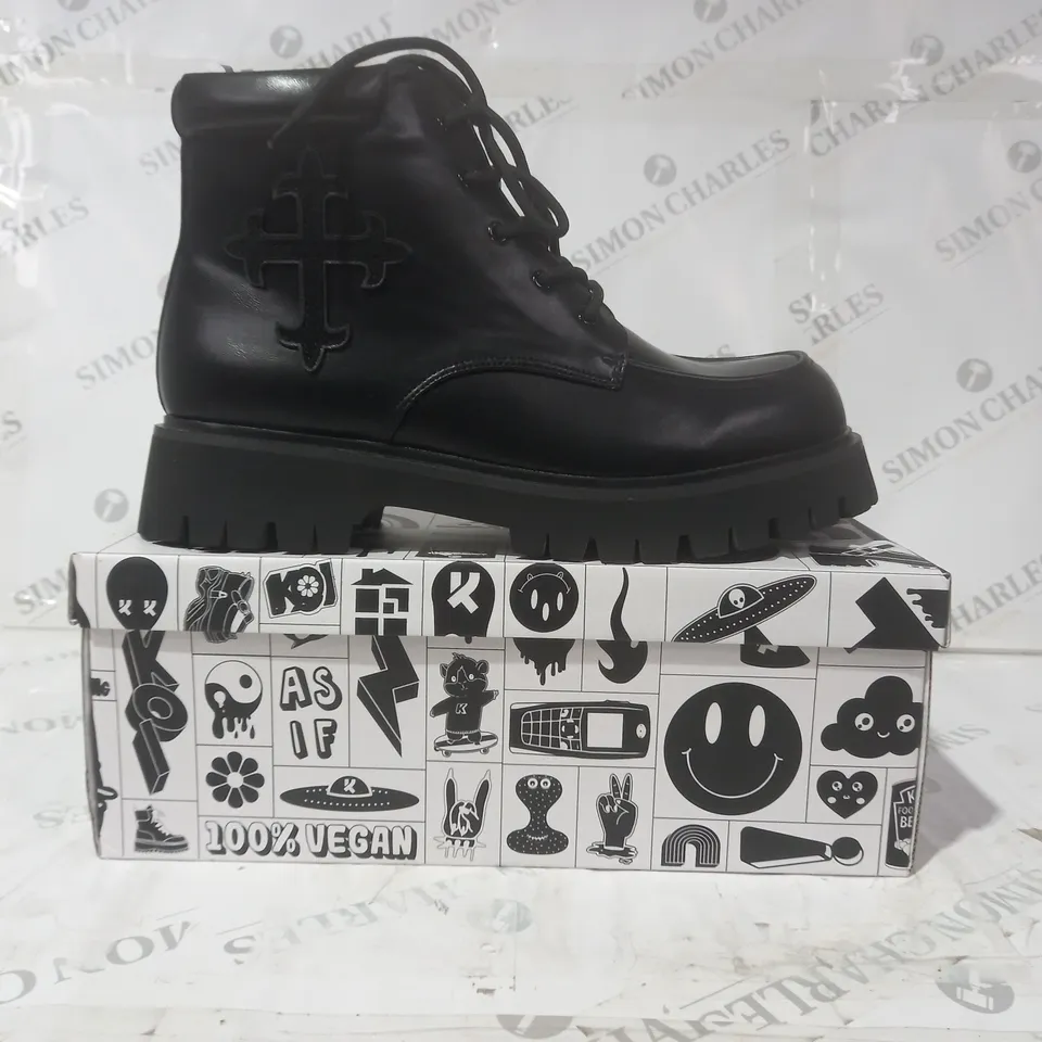 BRAND NEW BOXED PAIR OF KOI VEGAN LEATHER MORAL ALLIANCES MEN'S CROSS BOOTS IN BLACK UK SIZE 11