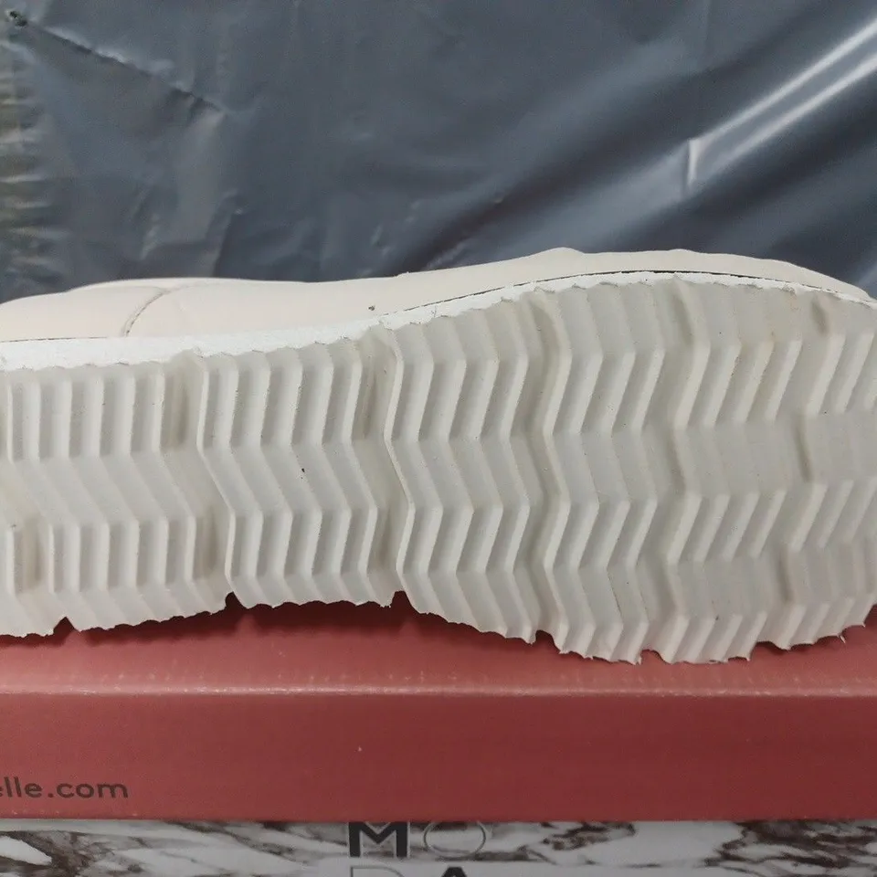 BOXED MODA IN PELLE ANETTE LEATHER BOW TWIST UPPER WITH FLEX SOLE TRAINERS IN OFF WHITE - SIZE 40