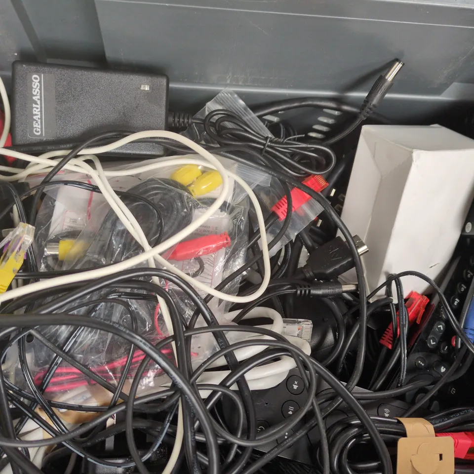 APPROXIMATELY 10 ASSORTED HOUSEHOLD ELECTRICAL ITEMS TO INCLUDE VARIOUS CABLES AND PLUGS, ETC