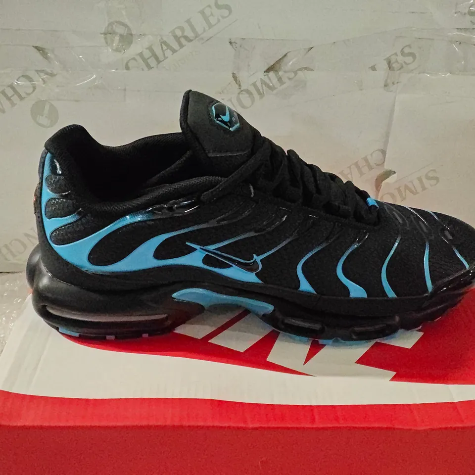 NIKE AIR MAX PLUS SHOES IN BLACK/BLUE, UK SIZE 9 (US 10) – BOXED
