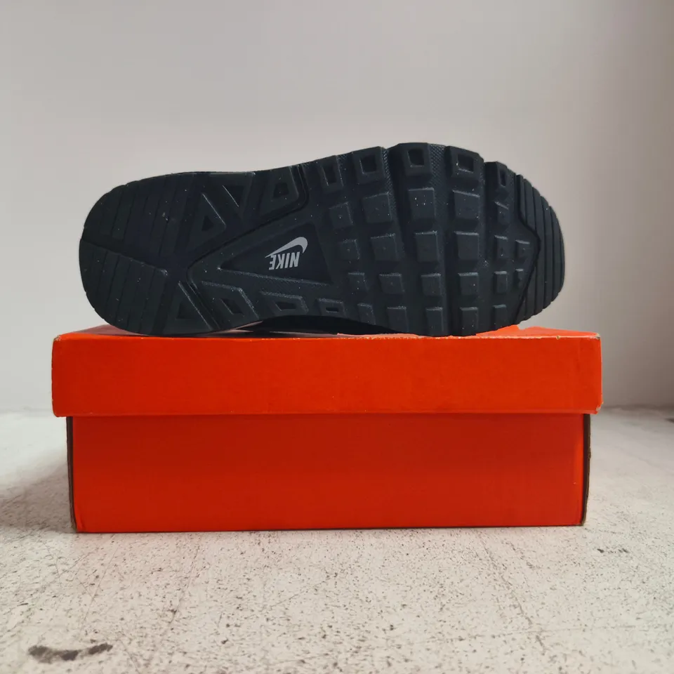 BOXED PAIR OF NIKE AIR MAX INVIGOR TRAINERS IN BLACK/WHITE SIZE UK 1