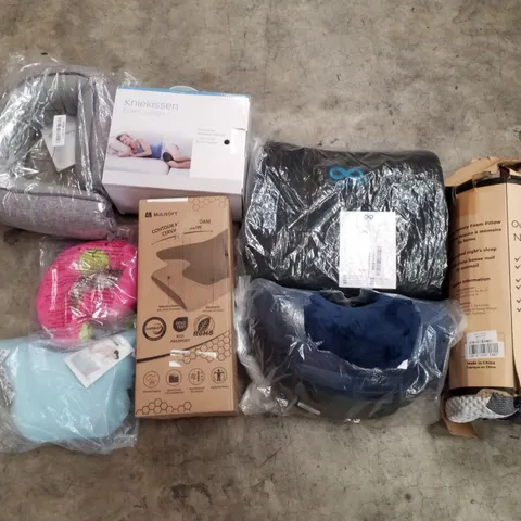 PALLET CONTAINING ASSORTED PILLOWS & CUSHIONS