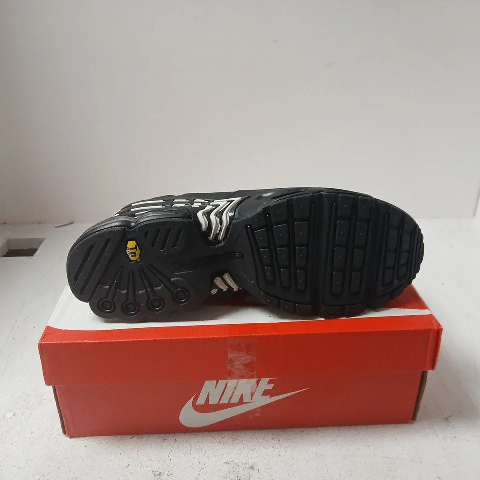 NIKE TUNED AIR MAX PLUS UK 7.5