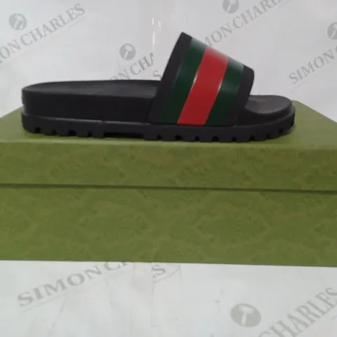 BOXED PAIR OF GUCCI PURSUIT TREK SLIDERS IN BLACK/GREEN/RED SIZE 7