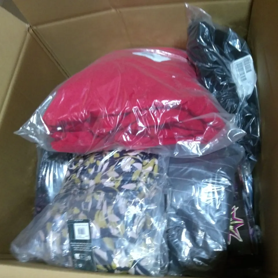 APPROXIMATELY 30 ASSORTED ITEMS OF ASSORTED CLOTHING AND ACCESSORIES