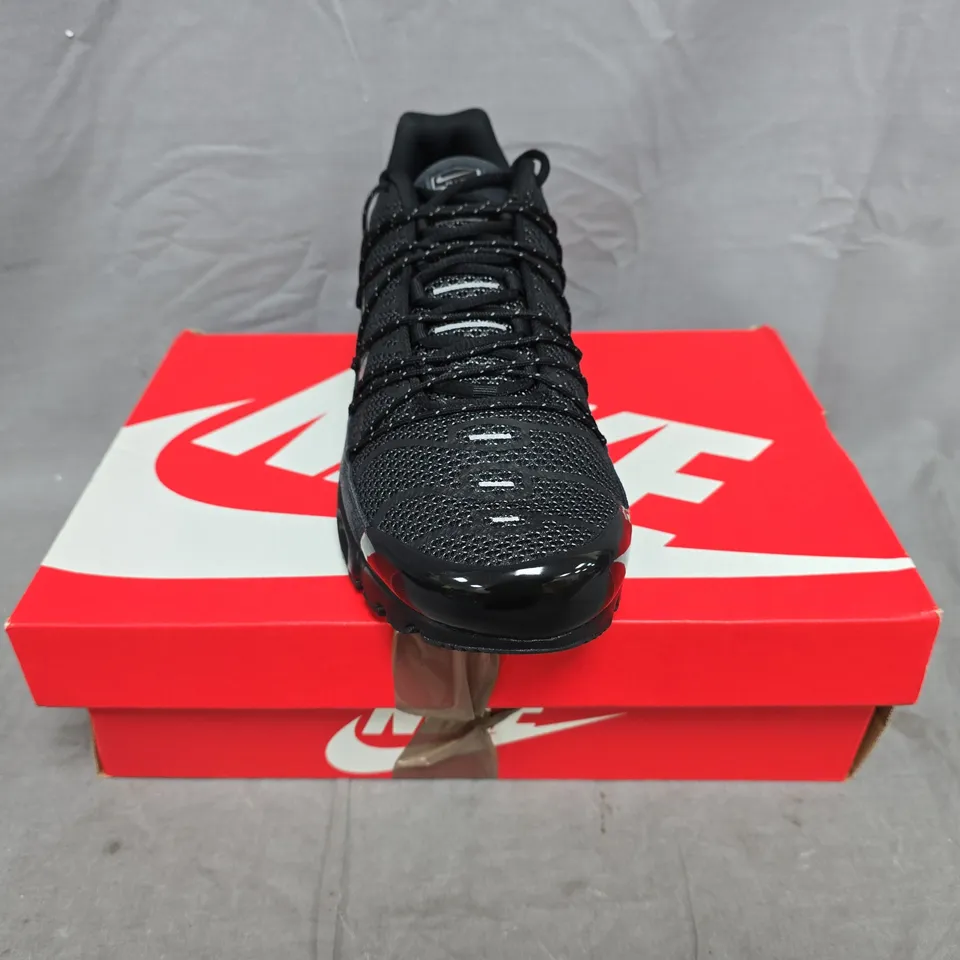 BOXED PAIR OF NIKE AIR MAX PLUS UTILITY SHOES IN BLACK SIZE UK 10