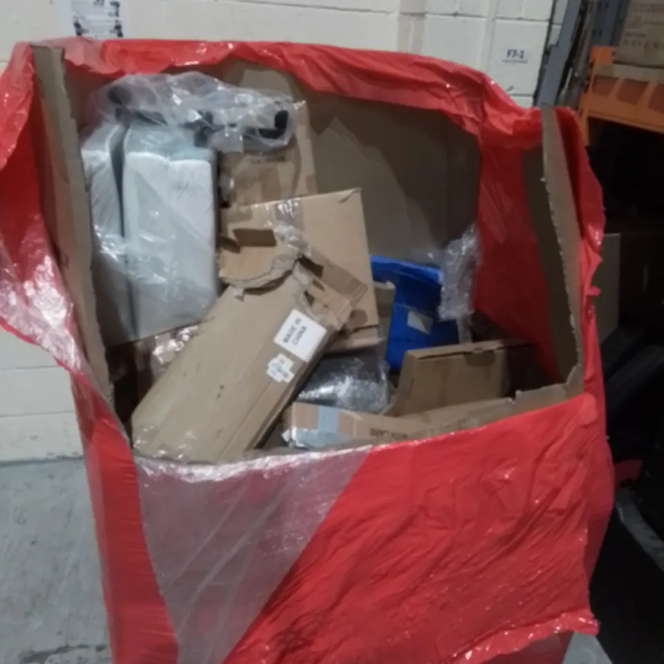 PALLET OF ASSORTED ITEMS TO INCLUDE: FORTNITE NERF GUN, CAMERA DANCE MAT, TOWEL SHELF, SOLAR PANEL  ETC