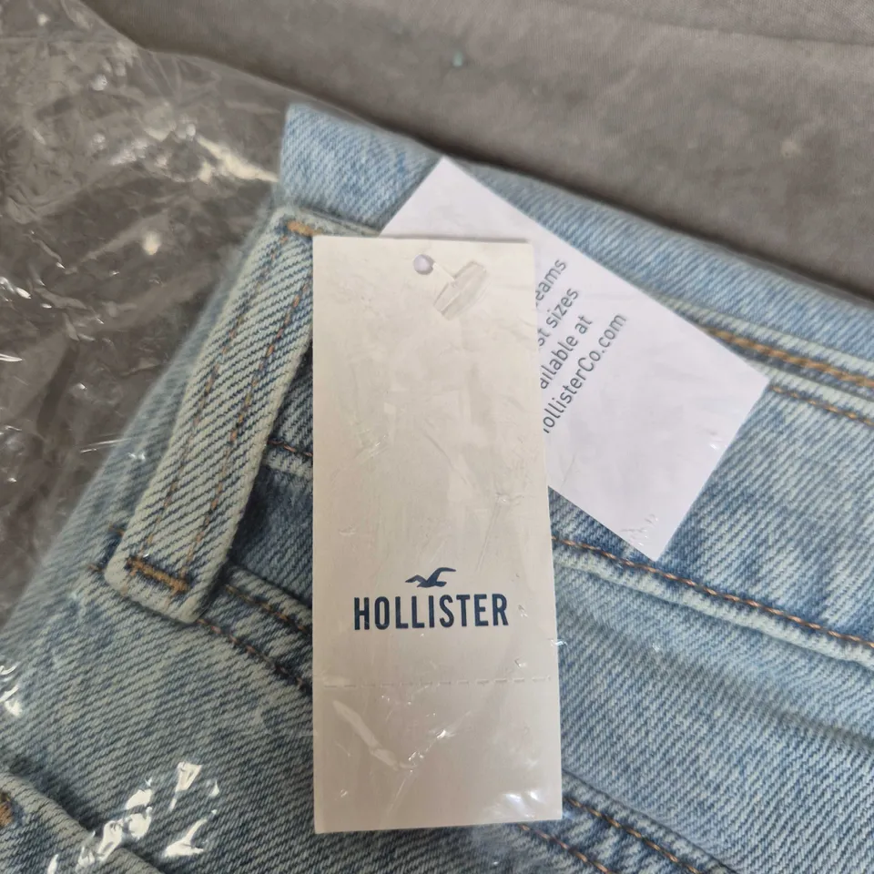 HOLLISTER LIGHT WASH JEANS – MEN’S UK 28W 32L