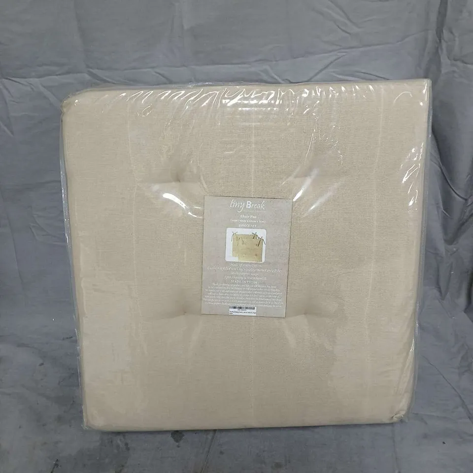 QUANTITY OF 5 TINY BREAK TAUPE CHAIR PADS, 40X40X5 CM – 2-PIECE SET