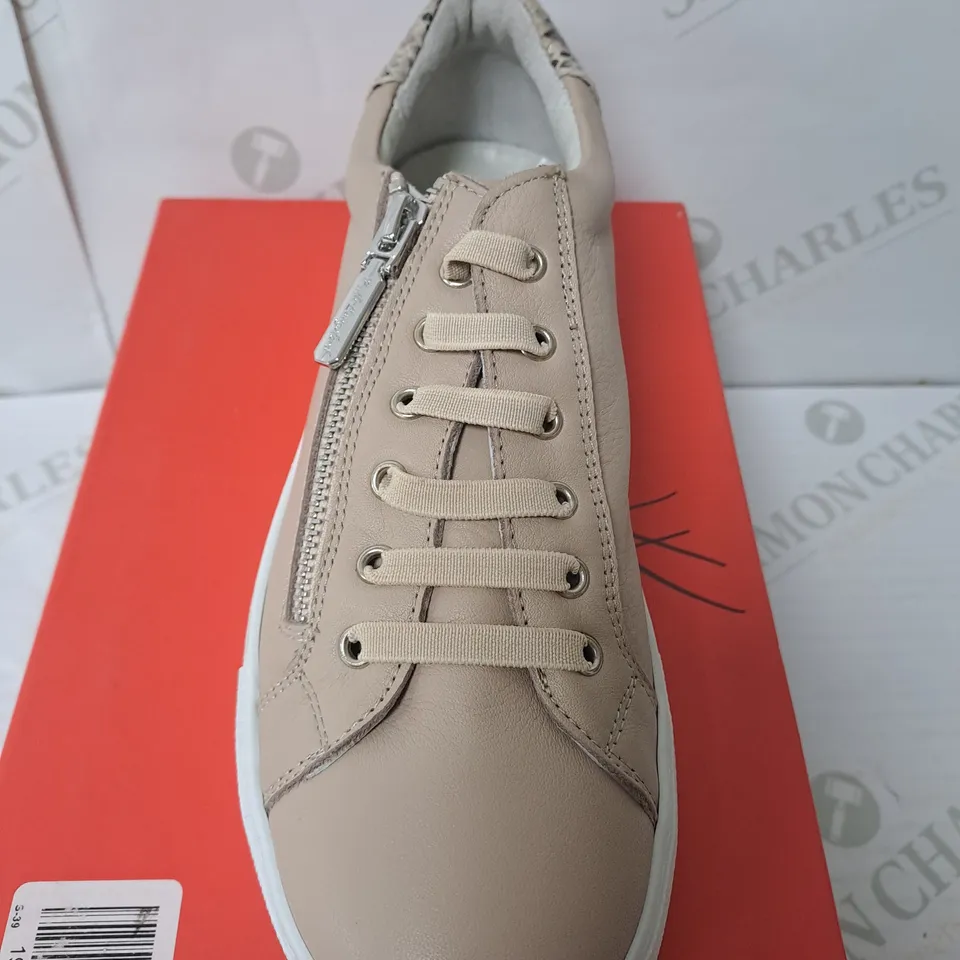 BOXED PAIR OF RUTH LANGSFORD ZIP DETAIL BEIGE LEATHER TRAINERS - SIZE 5