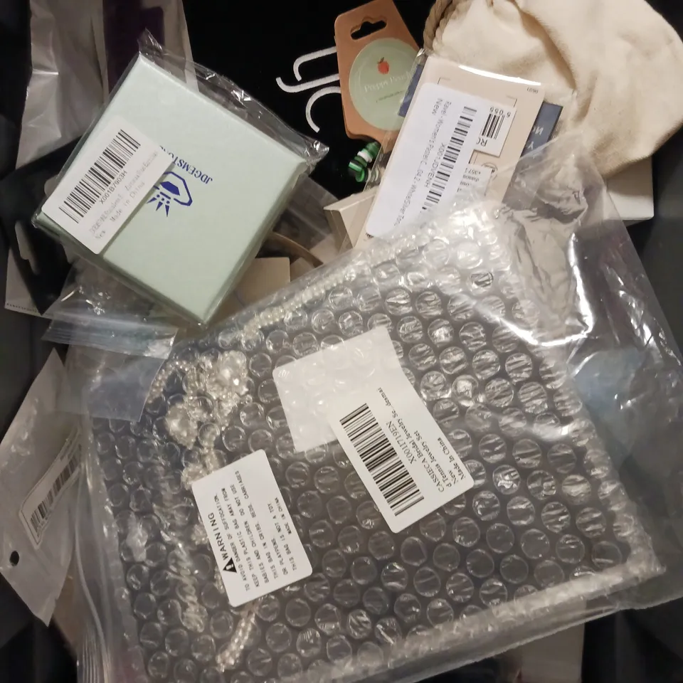 APPROXIMATELY 30 ASSORTED JEWELLERY PRODUCTS TO INCLUDE NECKLACES, RINGS, WATCHES ETC 