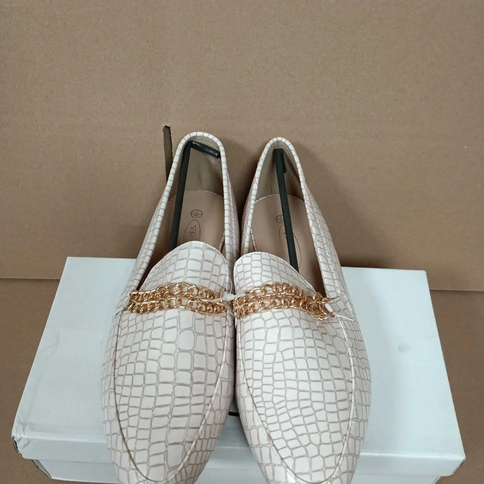 BOXED PAIR OF SPOT ON NUDE WIDE FIT CROCODILE-EMBOSSED LOAFERS WITH CHAIN DETAIL – NUDE, UK 7