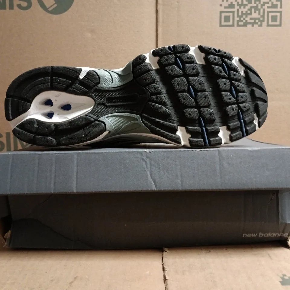 BOXED PAIR OF NEW BALANCE 530 TRAINERS IN WHITE/NAVY/SILVER SIZE UK 6.5