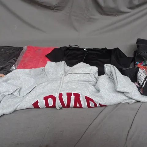BOX OF APPROXIMATELY 20 ASSORTED CLOTHING ITEMS TO INCLUDE - JACKET , T-SHIRT , HOODIE ETC