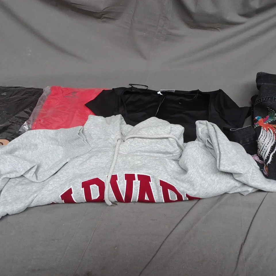 BOX OF APPROXIMATELY 20 ASSORTED CLOTHING ITEMS TO INCLUDE - JACKET , T-SHIRT , HOODIE ETC