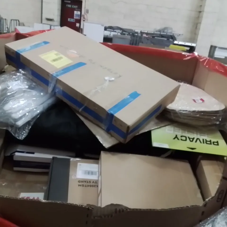 PALLET OF ASSORTED HOUSEHOLD GOODS AND PRODUCTS TO INCLUDE;ELECTRIC CAR CHARGER,CAT LITTER TRAY,HEATER