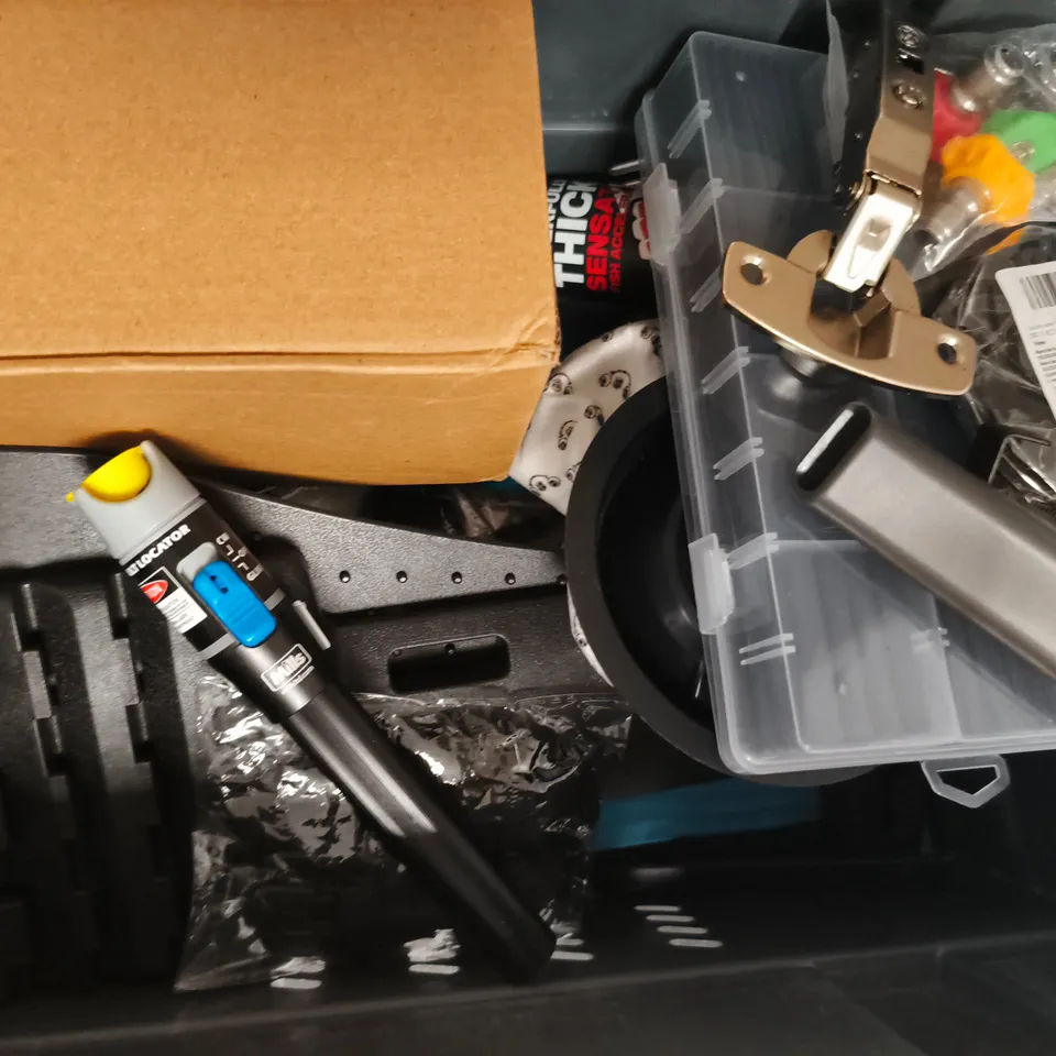 APPROXIMATELY 10 ASSORTED HOUSEHOLD ITEMS