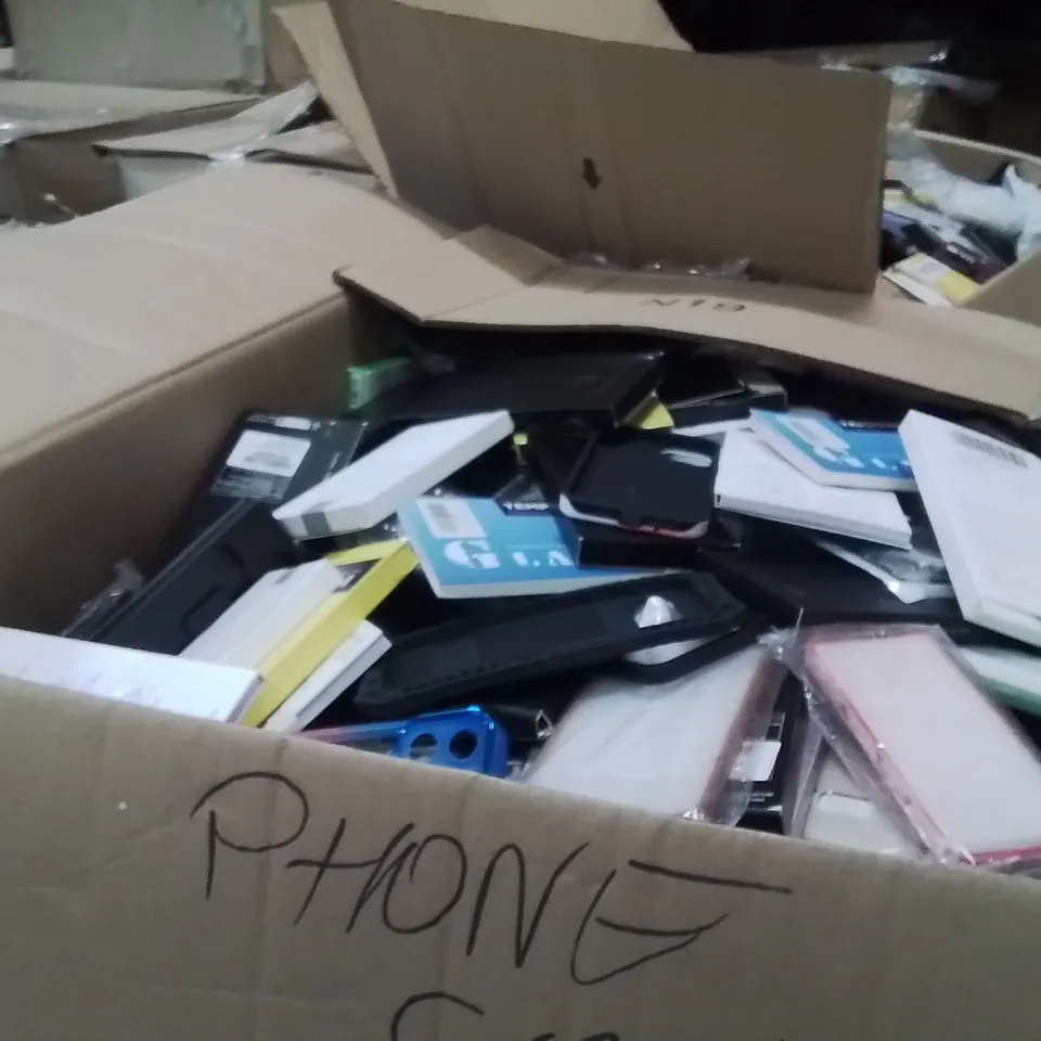PALLET CONTAINING A LARGE QUANTITY OF ASSORTED PHONE CASES 