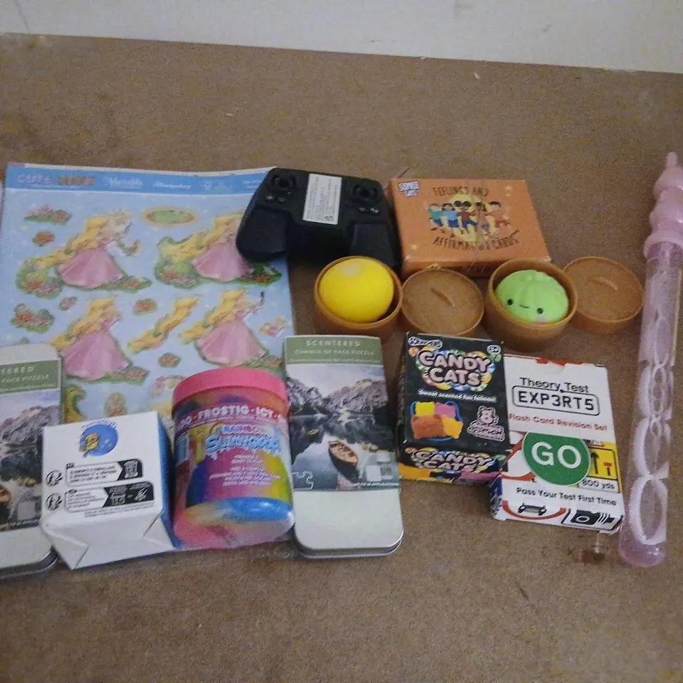 LARGE QUANTITY OF ASSORTED TOYS AND ACCESSORIES TO INCLUDE; CANDY CATS, SCENTERED CHANGE OF PAC PUZZLE, THEORY TEST EXPERTS FLASH REVISION CARDS, BUBBLE WAND AND MINI SQUISHY DUMPLINGS