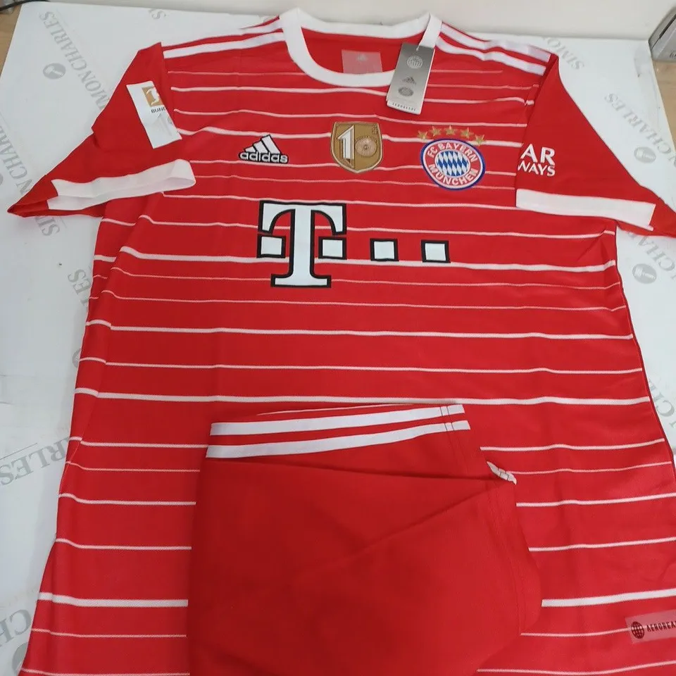 BAYERN MUNICH FOOTBALL CLUB SHIRT SIZE XL - WITH SHORTS 