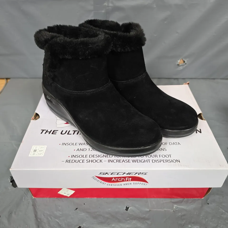BOXED PAIR OF SKECHERS ARCH FIT BOOTS IN BLACK - 6