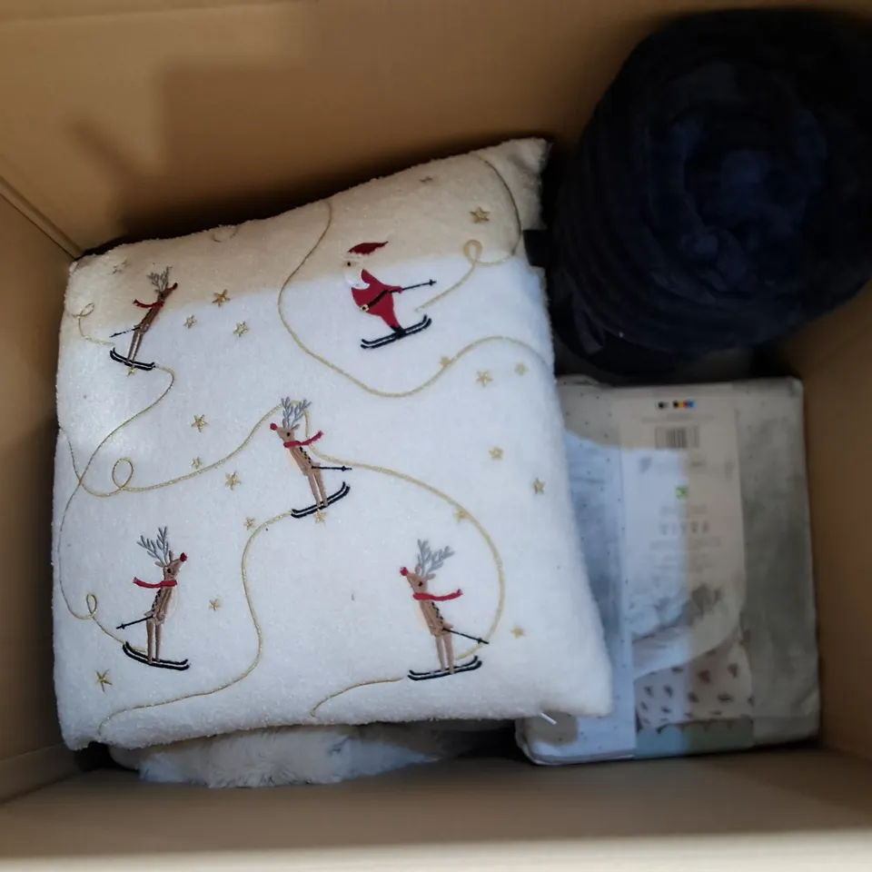 LOT OF APPROXIMATELY 10 ASSORTED BEDDING AND SOFT FURNISHING ITEMS TO INCLUDE DUVET, CURTAINS AND CUSHIONS 