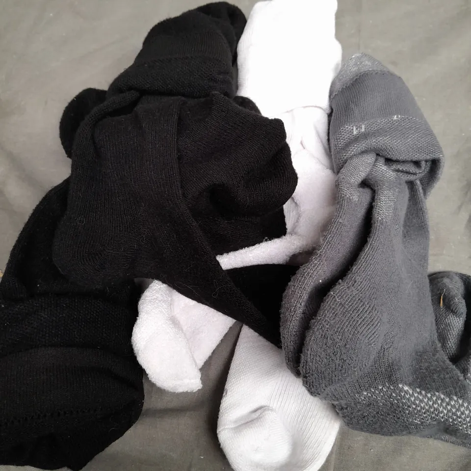 LOT OF 4 PAIRS OF THICK KNEE HIGH SOCKS BRAND AND SIZE UNSPECIFIED