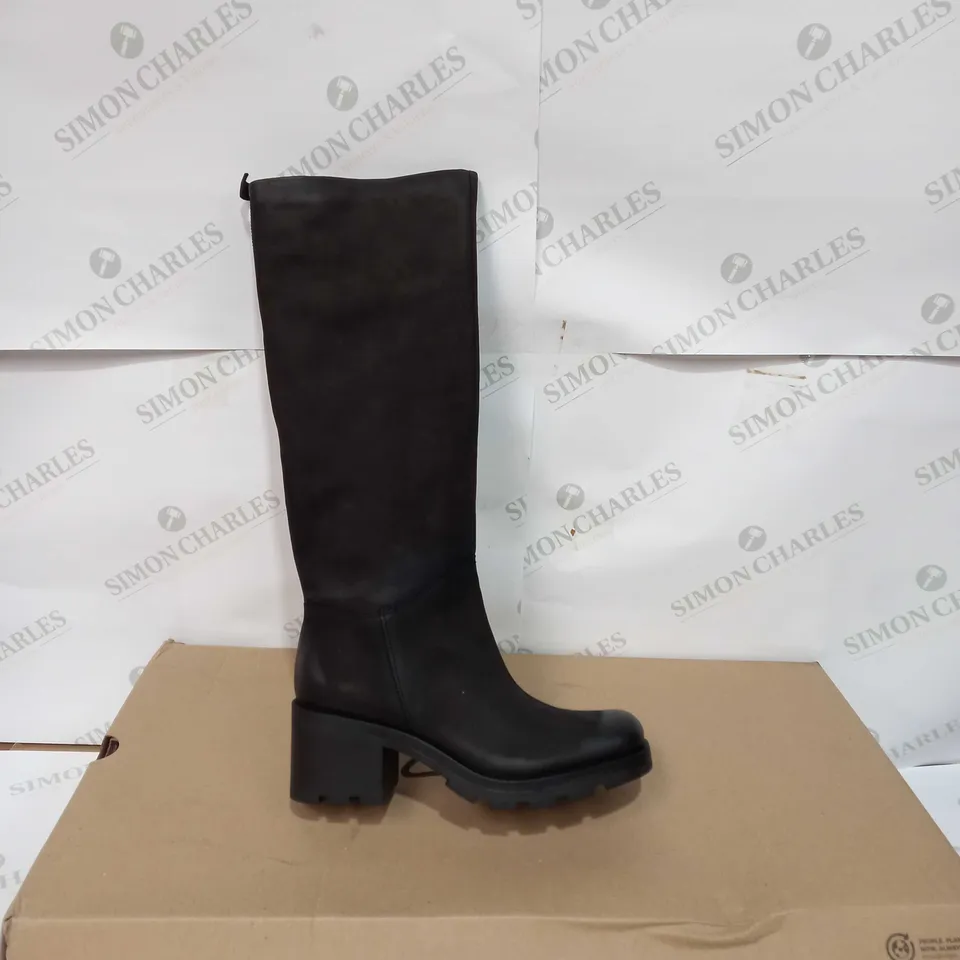 CLARKS ODOLLO HIGH BOOTS IN BLACK - UK 5 