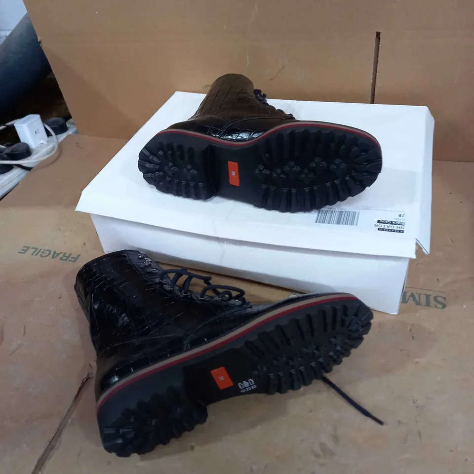 SHOON LEATHER CROC BOOT SIZE  6