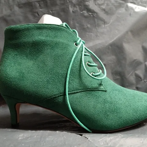 BOXED PAIR OF UNBRANDED POINTED TOE LOW STILETTO HEEL SHOES IN GREEN SIZE 37.5