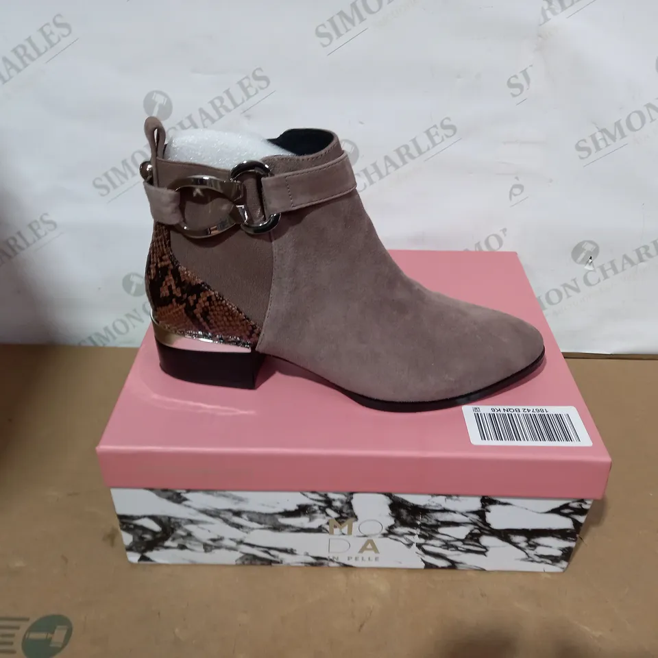 BOXED PAIR OF MODA IN PELLE BOOTS- SIZE 39