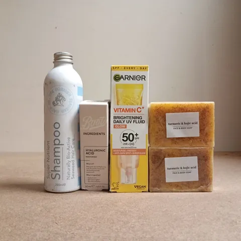 APPROXIMATELY 15 ASSORTED COSMETIC ITEMS TO INCLUDE GARNIER, FACE & BODY SOAP, ETC - COLLECTION ONLY