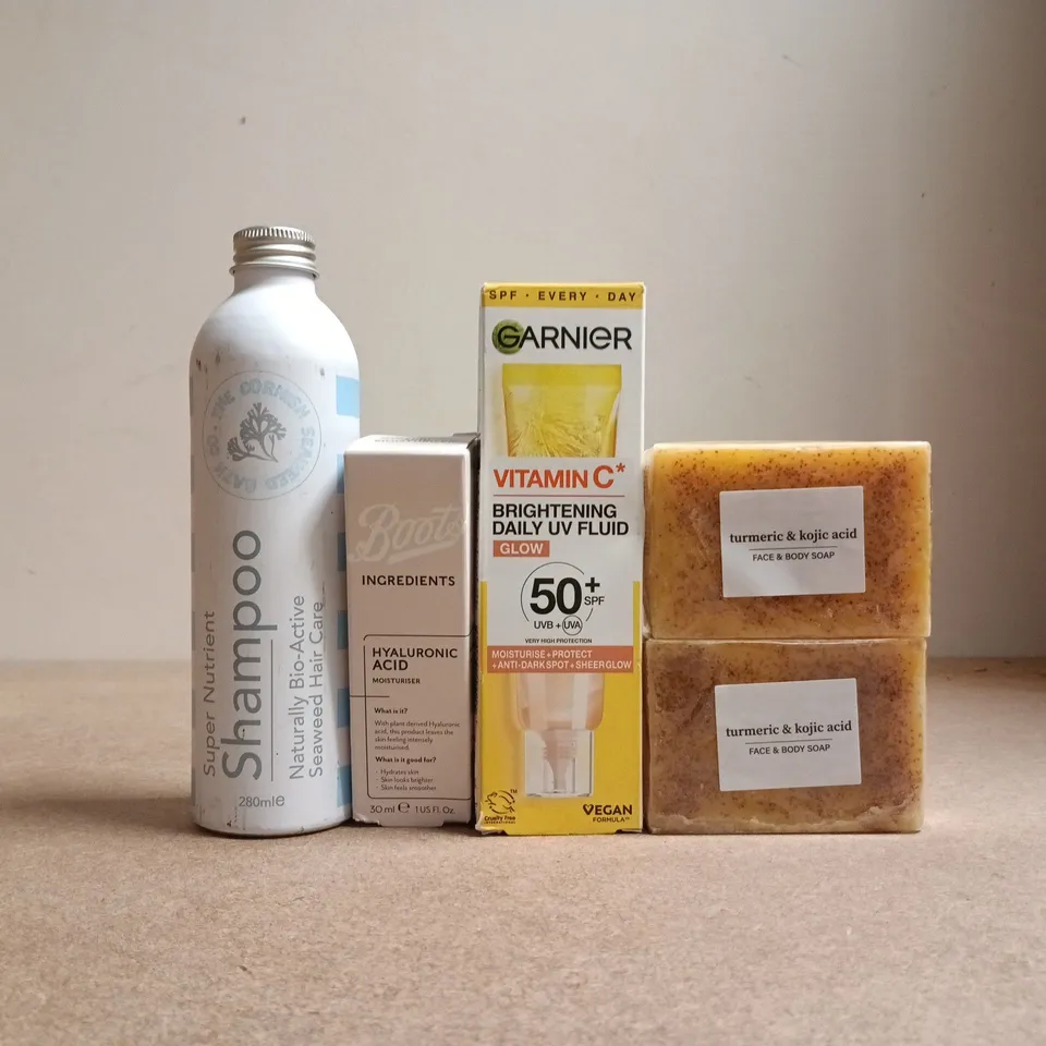 APPROXIMATELY 15 ASSORTED COSMETIC ITEMS TO INCLUDE GARNIER, FACE & BODY SOAP, ETC - COLLECTION ONLY