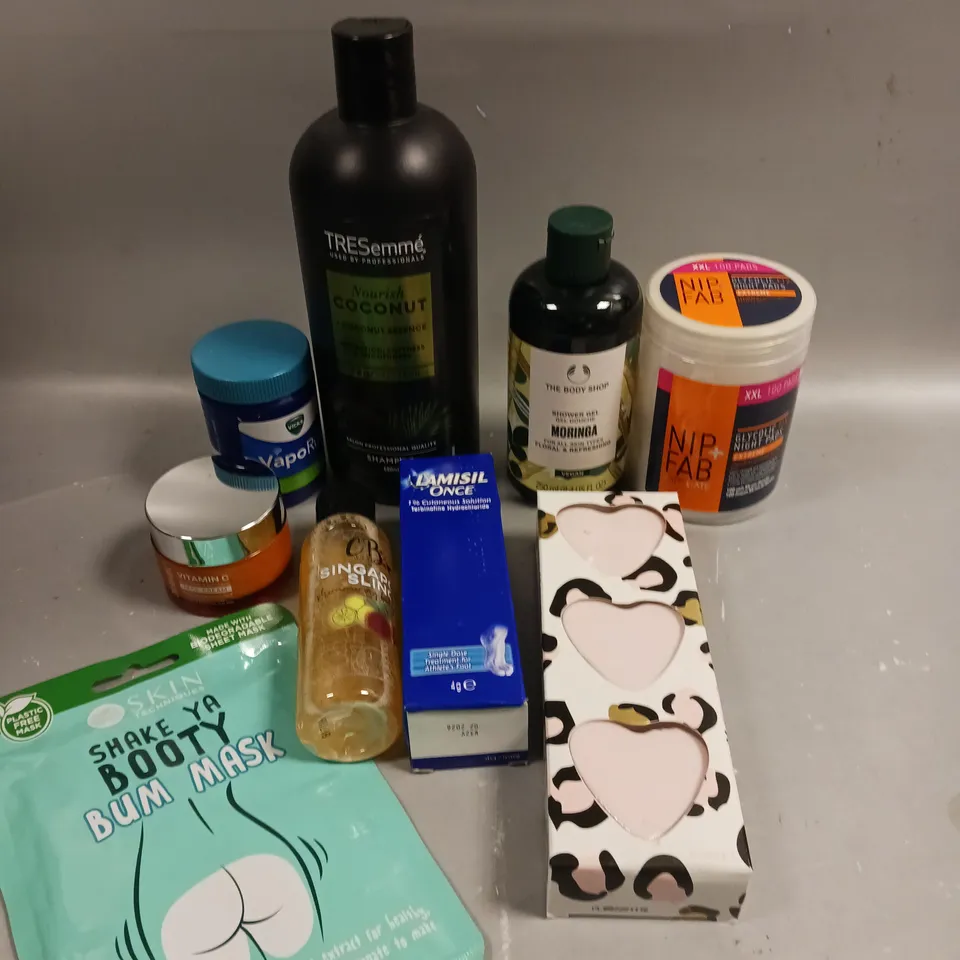 APPROXIMATELY 20 ASSORTED HEALTH & BEAUTY PRODUCTS TO INCLUDE BUM MASK, NIP+FAB NIGHT PADS, TRESEMMÉ SHAMPOO ETC