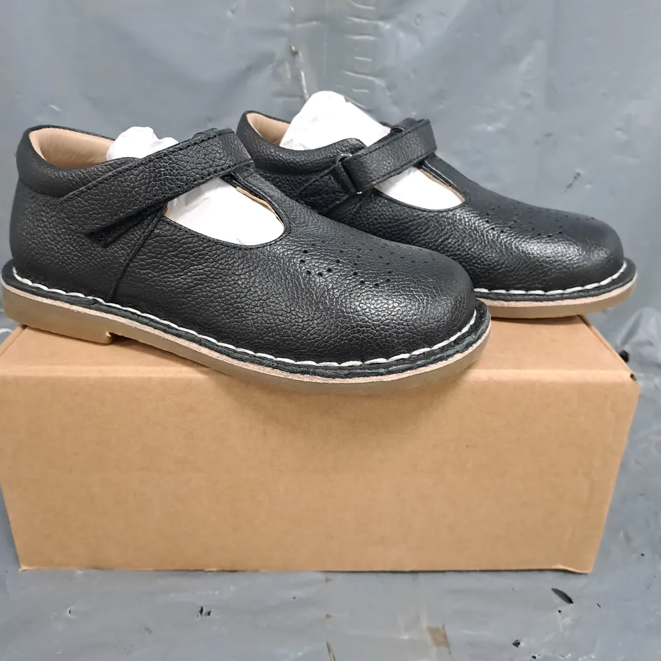 BOXED PAIR OF MINI BODEN KIDS SHOES IN BLACK SIZE EU 29