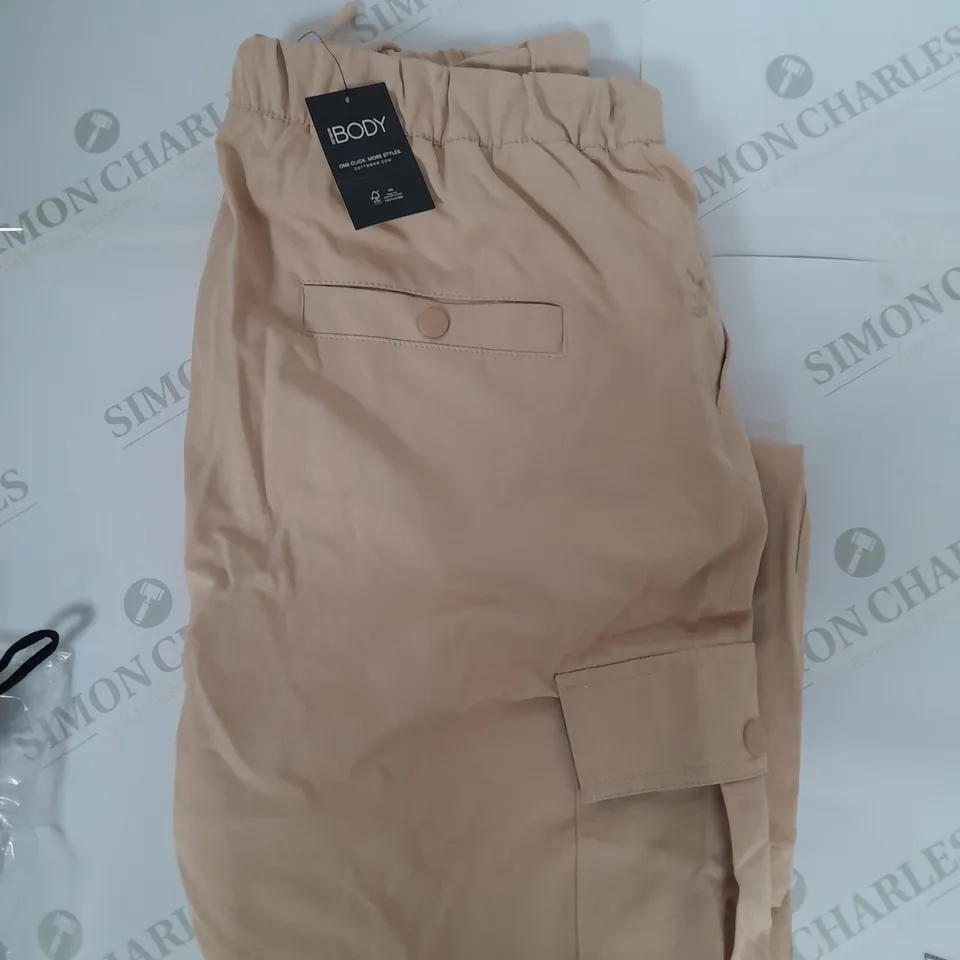 APPROXIMATELY 18 ASSORTED COTTON ON CLOTHING ITEMS TO INCLUDE OVERSIZED CREW SWEATER SIZE L, WIDE LEG JEANS SIZE 40, LEGGINGS SIZE M, WOVEN CARGO PANTS SIZE L