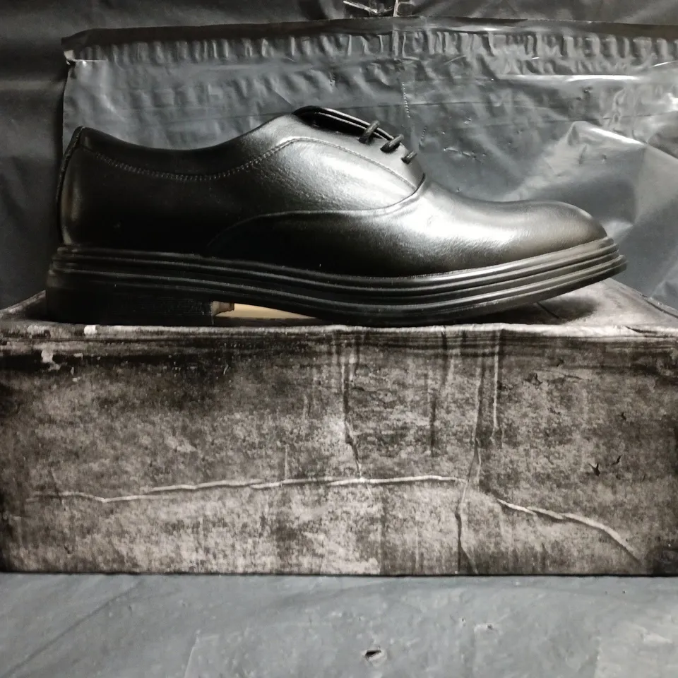 BOXED PAIR OF UNBRANDED LACE UP SHOES IN BLACK SIZE UNSPECIFIED