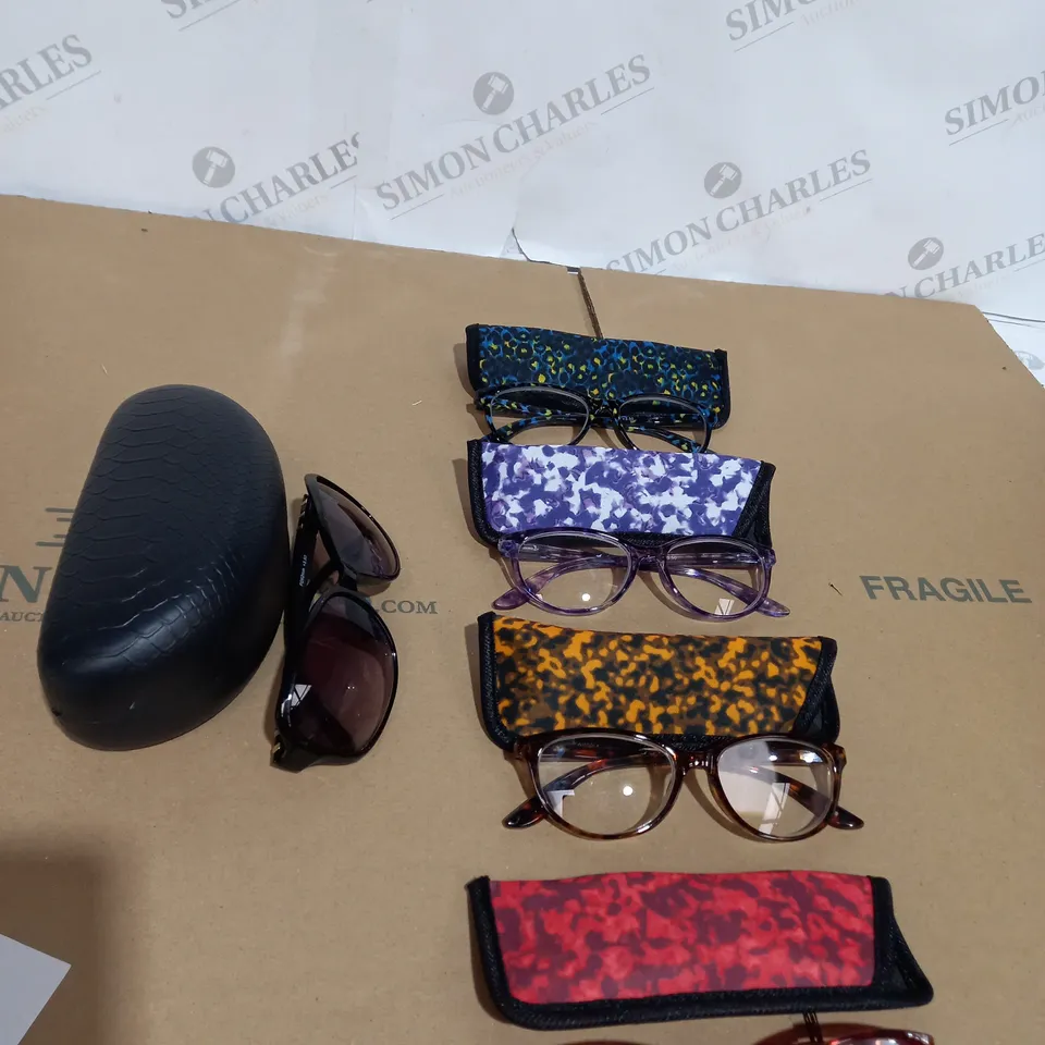 4 X PAIRS OF READING GLASSES & 1 X PAIR OF VARIFOCAL STYLE SUNGLASSES