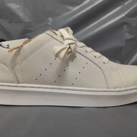 PAIR OF HUSH PUPPIES SHOES IN OFF WHITE/NAVY UK SIZE 6