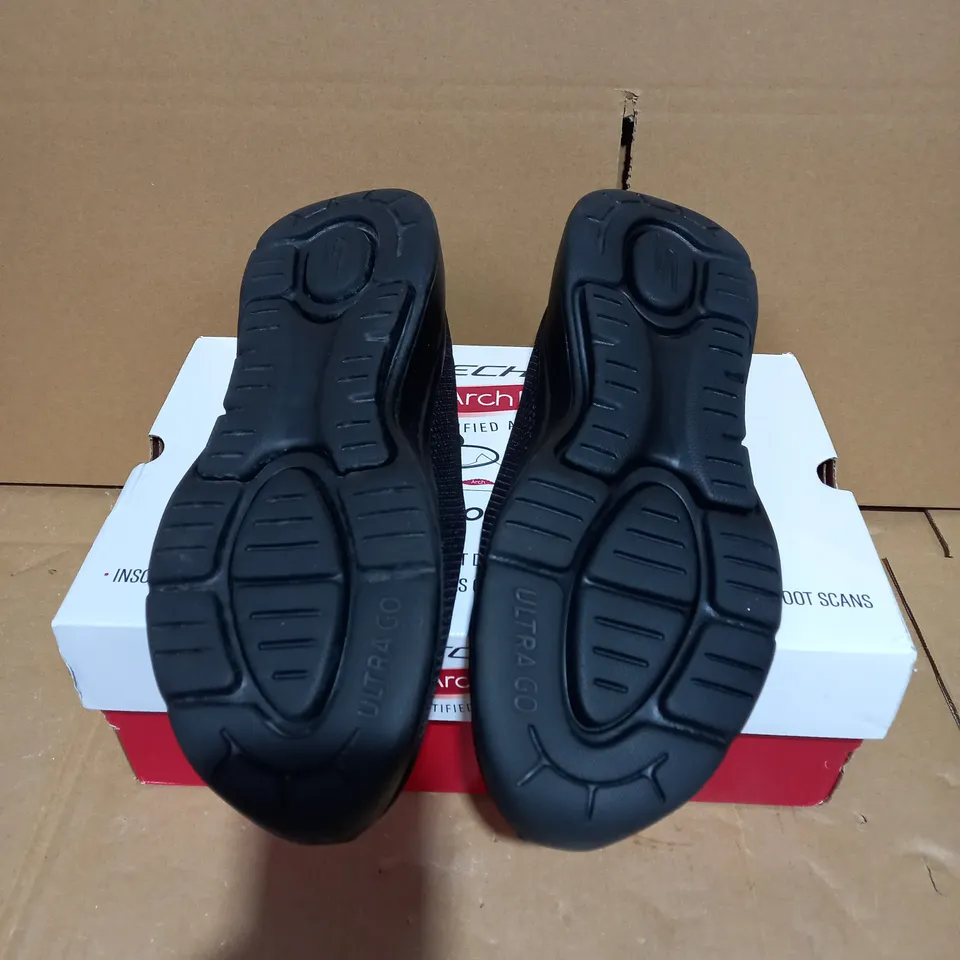 BOXED PAIR OF SKECHERS ARCH FIT BLACK SLIP-IN TRAINERS - UK SIZE 6