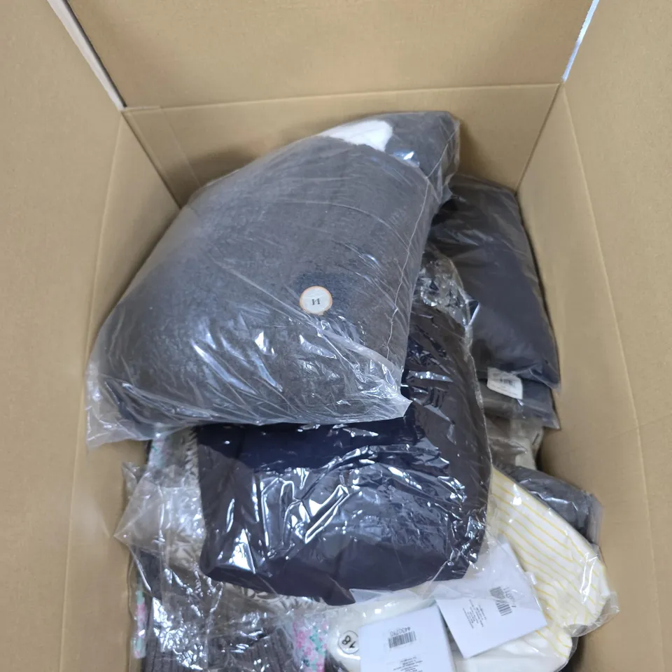 BOX OF APPROXIMATELY 15 ASSORTED CLOTHING ITEMS IN VARIOUS COLOURS, STYLES AND SIZES